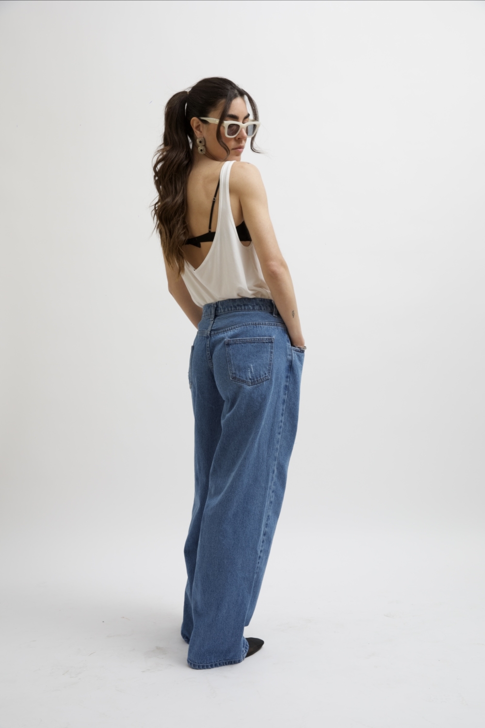 BUTTON ADJUSTABLE WAIST BLUE WASH JEANS