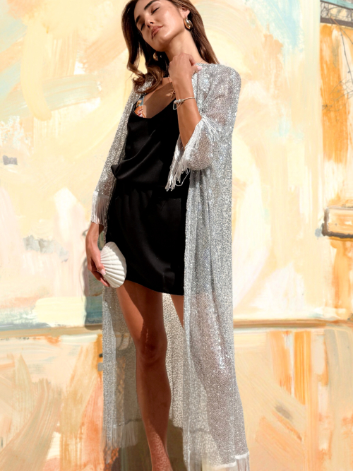 ένα κομμάτι statement που θα ταιριάξει τέλεια με όλα τα καλοκαιρινά outfits της συλλογής μας. Φτιάχνεται στην Ελλάδα με ύφασμα 100% φυσικό και θα το λατρέψεις